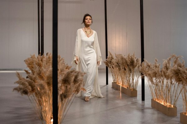 What are the fashion essentials for traveling women in the UK?